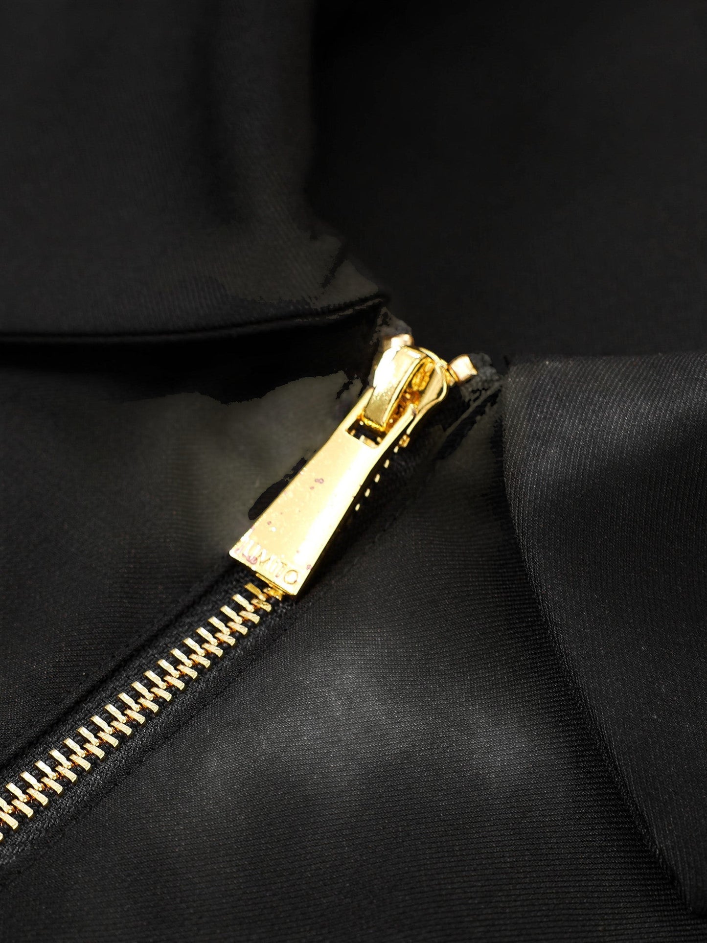 Boxy Zipped Shirt – Black & Gold Edition ILIMITO