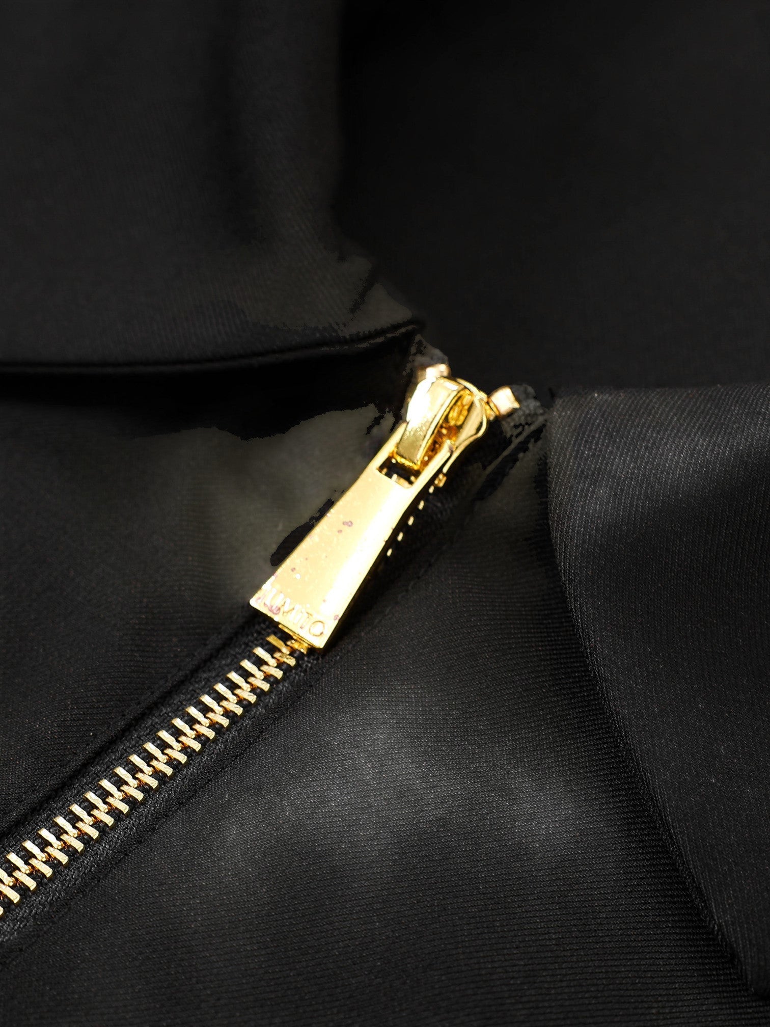 Boxy Zipped Shirt – Black & Gold Edition ILIMITO