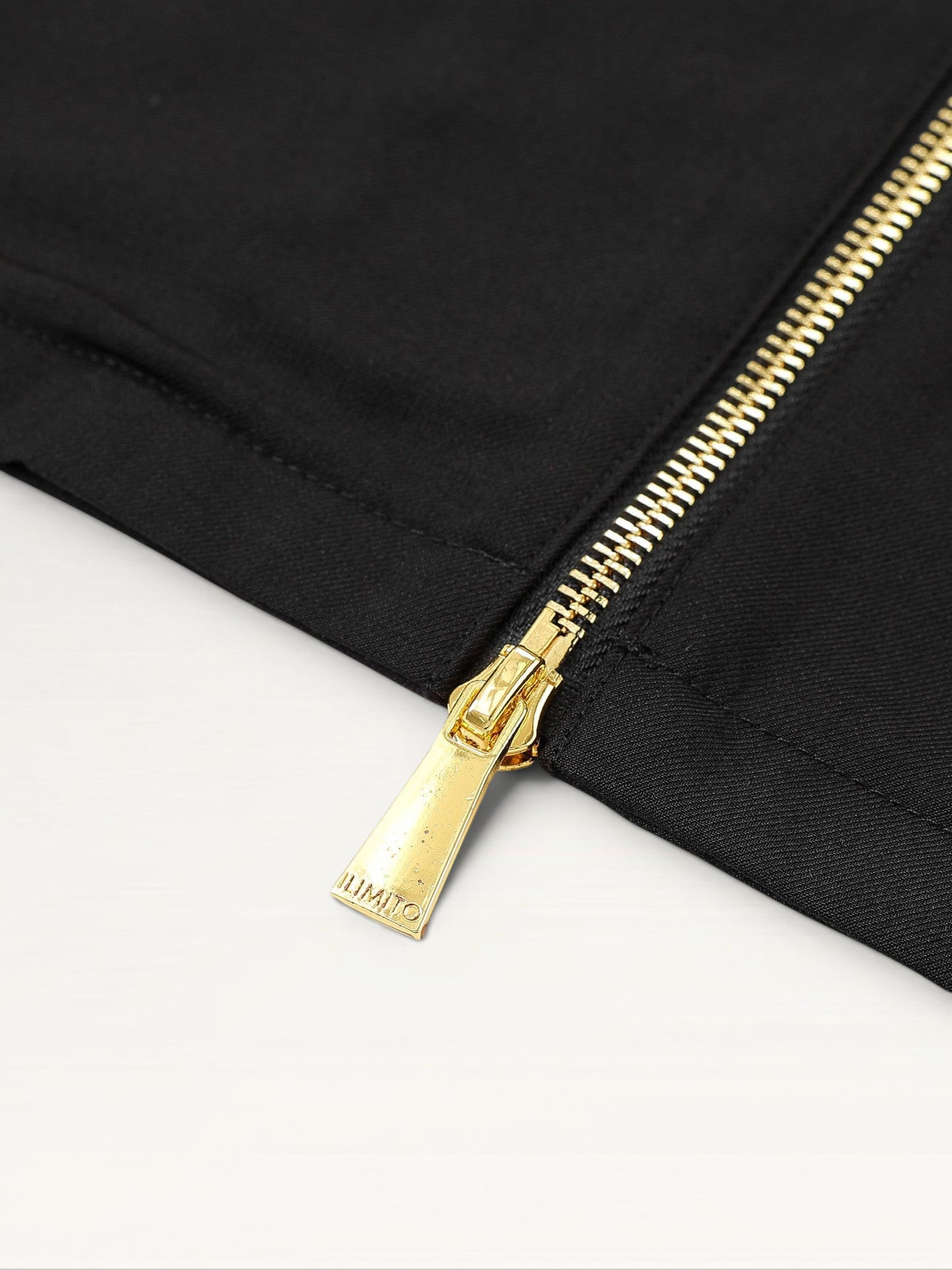 Boxy Zipped Shirt – Black & Gold Edition ILIMITO