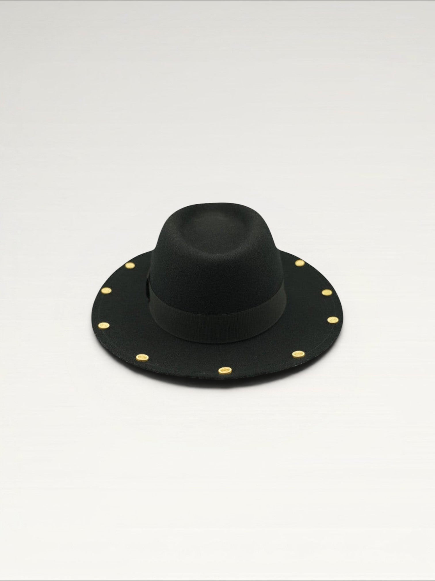 ILIMITO black hat with gold medallion emblem and gold medal accents on the visor.Unisex