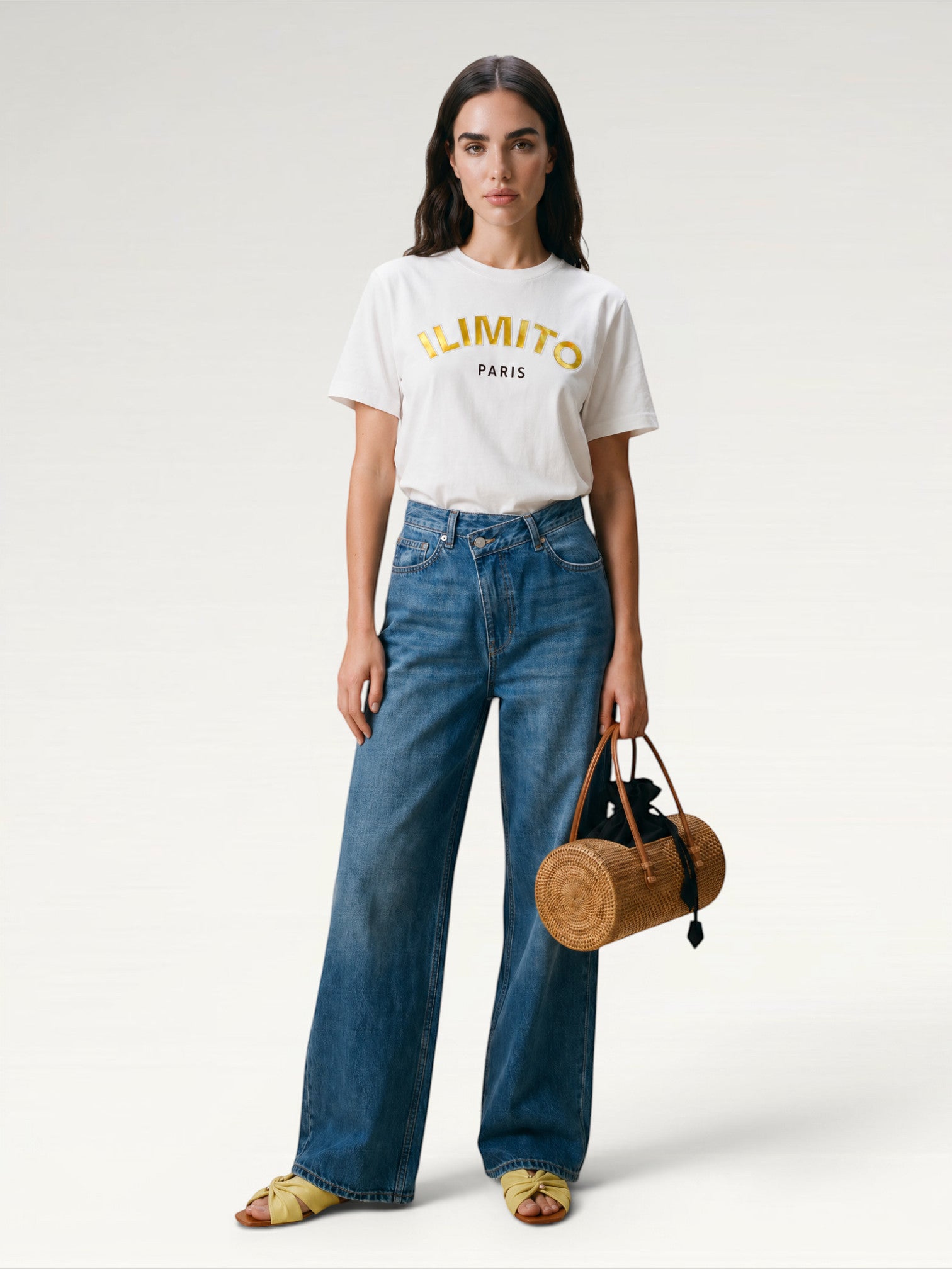ILIMITO T-shirt blanc en coton premium avec logo ILIMITO rouge effet cuir et broderie PARIS noire. Col rond.