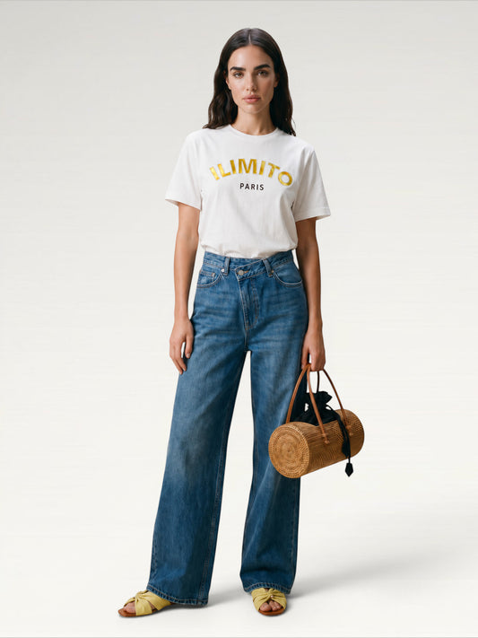 ILIMITO T-shirt blanc en coton premium avec logo ILIMITO rouge effet cuir et broderie PARIS noire. Col rond.