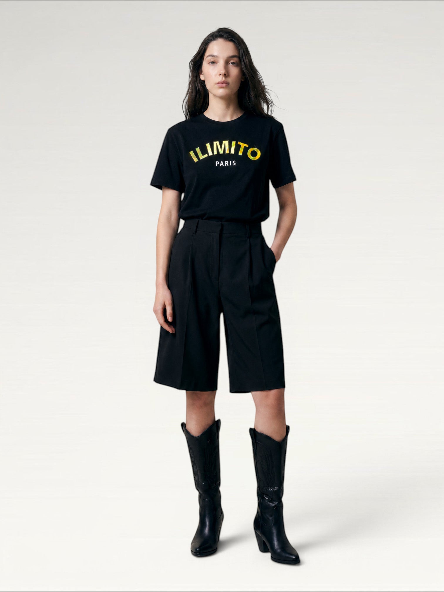 T-shirt noire en coton premium ILIMITO avec logo effet cuir rouge et broderie PARIS noire. Col rond.