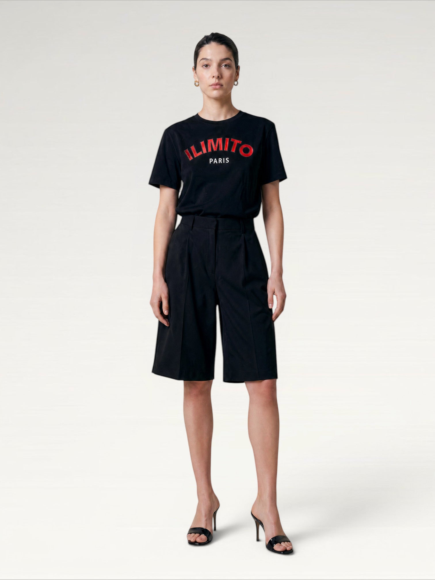 T-shirt noire ILIMITO en coton premium avec logo rouge effet cuir et broderie PARIS, col rond.