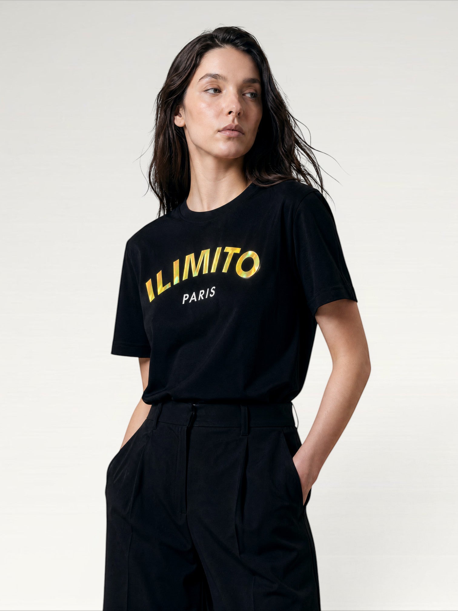 T-shirt noire ILIMITO en coton premium avec logo effet cuir rouge et broderie PARIS noire. Col rond.